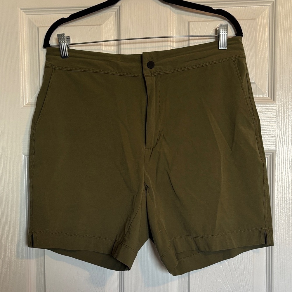 VRST men’s olive green 6.5” inseam hybrid shorts size 32